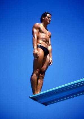 Greg Louganis (USA) konzentriert vor dem Absprung Wasserspringen OS Sommer Herren Olympische Spiele 1984, Sommerspiele, Kunstspringen, Turmspringen Einzelbild Los Angeles Konzentration, Wasserspringen OS Sommer Herren Olympische Spiele 1984, Sommerspiele, Kunstspringen, Turmspringen Einzelbild Los Angeles Konzentration,