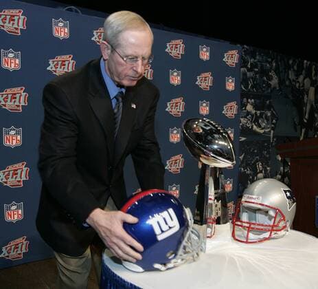 Trainer Tom Coughlin (New York Giants) zeigt schon mal den Helm des Gewinners der Vince Lombardi Trophy - (SBP200800201211) American Football Herren Vorschau 42. Super Bowl 2007 2008, Superbowl, NFL, Finale, XLII, Pressekonferenz, Pressetermin Einzelbild o0 New England Patriots Phoenix American Football Herren Vorschau 42. Super Bowl 2007 2008, Superbowl, NFL, Finale, XLII, Pressekonferenz, Pressetermin Einzelbild o0 New England Patriots Phoenix