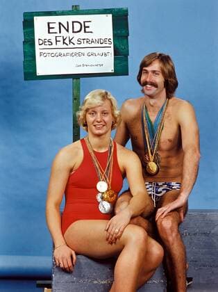 Kornelia Ender und ihr Ehemann Roland Matthes (beide DDR) präsentieren ihre olympischen Medaillen der Sommerspiele 1968 in Mexiko City, 1972 in München sowie 1976 in Montreal am Ende des FKK Strandes, denn dort ist Fotografieren laut Strandwärter erlaubt Schwimmen OS Sommer Fotoshooting 1976, Fotostudio, Studioaufnahme, Olympische Spiele, Sommerspiele, Humor, Spaß Gruppe Aufnahmedatum geschätzt, Kleidung, Sportlerpaar Partnerin, Frau, Ehefrau, Gatte, Schild Schriftzug Freude, Schwimmen OS Sommer Fotoshooting 1976, Fotostudio, Studioaufnahme, Olympische Spiele, Sommerspiele, Humor, Spaß Gruppe Aufnahmedatum geschätzt, Kleidung, Sportlerpaar Partnerin, Frau, Ehefrau, Gatte, Schild Schriftzug Freude,
