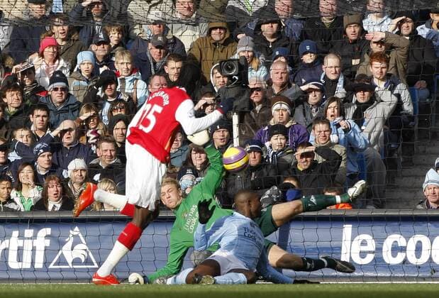 Torwart Joe Hart (Manchester City) kassiert gegen Emmanuel Adebayor (Arsenal, li.) das 0:1 - EDITORIAL USE ONLY. No use with unauthorised audio, video, data, fixture lists, club league logos or live services. Online in-match use limited to 120 images, no video emulation. No use in betting, games or single club league player publications. Fußball Herren English Premier League 2007 2008, 1. Englische Liga, Manchester City - Arsenal FC London Gruppe Manchester Dynamik, Fußball Herren English Premier League 2007 2008, 1. Englische Liga, Manchester City - Arsenal FC London Gruppe Manchester Dynamik,