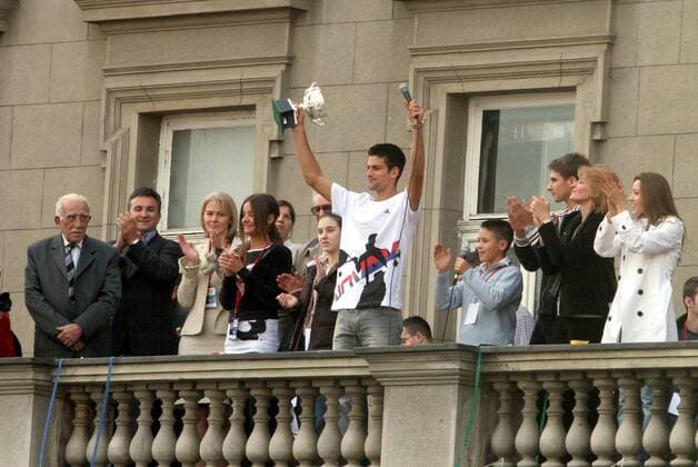 Empfang des Australian Open Siegers Novak Djokovic (Serbien, Mitte) auf dem Belgrader Rathausbalkon, daneben Großvater Vlada (li.), Vater Srdjan (2.v.li.), die Brüder Djordje (6.v.li.) und Marko (7.v.li.), Mutter Diana und ...- Tennis Herren Australian Open 2008, ATP Tour, Grand Slam, Ankunft, Empfang, Rathausempfang Gruppe Belgrad Freude, Tennis Herren Australian Open 2008, ATP Tour, Grand Slam, Ankunft, Empfang, Rathausempfang Gruppe Belgrad Freude,