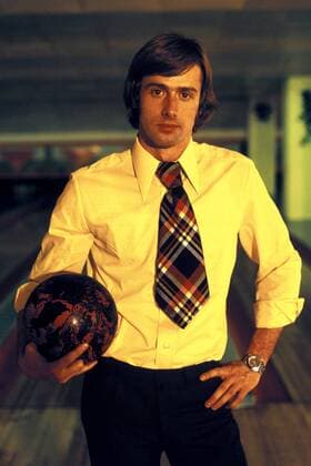 Roland Matthes (DDR) spielt zum Ausgleich Bowling Schwimmen Herren Fotoshooting 1976 Einzelbild Aufnahmedatum geschätzt Schwimmen Herren Fotoshooting 1976 Einzelbild Aufnahmedatum geschätzt