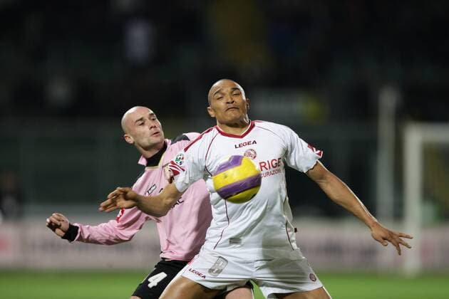 Jose Vidigal (Livorno, re.) gegen Roberto Guana (Palermo) -  Fußball Herren Serie A 2007 2008, 1. Italienische Liga, US Palermo - AS Livorno 1:0 Gruppe Palermo Dynamik, Fußball Herren Serie A 2007 2008, 1. Italienische Liga, US Palermo - AS Livorno 1:0 Gruppe Palermo Dynamik,