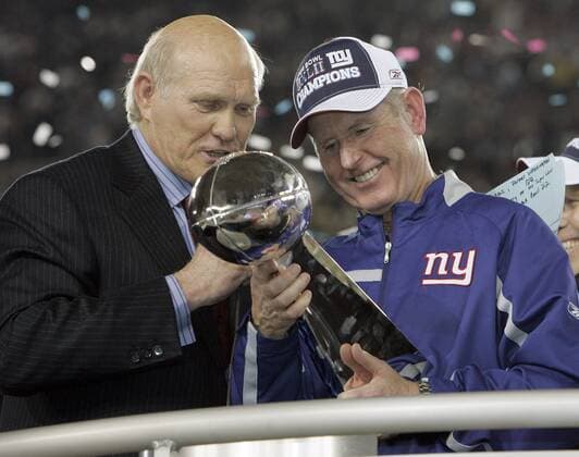 Trainer Tom Coughlin (New York Giants, re.) - Superbowlsieger 2008 - und Fox Sports Reporter Terry Bradshaw (USA) bewundern die Vince Lombardi Trophäe - (SBP20080203111) American Football Herren 42. Super Bowl 2008, SuperBowl, XLII, Finale, Endspiel, NFL 2007, Superbowlsieg, Superbowlsieger Gruppe Meister, Meisterschaft, Meisterfeier o0 Glendale Freude, American Football Herren 42. Super Bowl 2008, SuperBowl, XLII, Finale, Endspiel, NFL 2007, Superbowlsieg, Superbowlsieger Gruppe Meister, Meisterschaft, Meisterfeier o0 Glendale Freude,