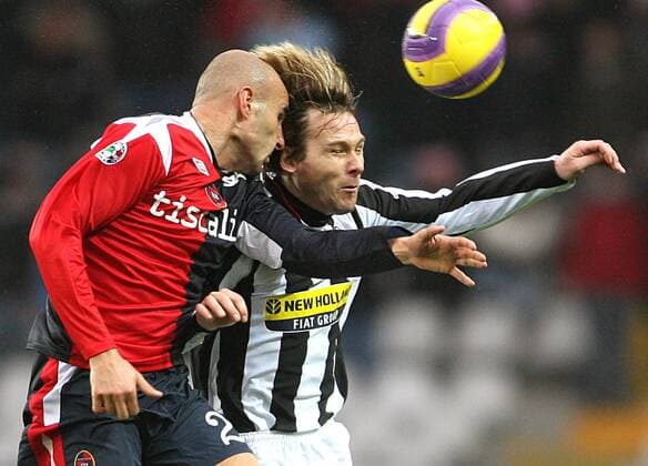 Pavel Nedved (Juventus Turin, re.) gegen Michele Ferri (Cagliari) -  Fußball Herren Serie A 2007 2008, 1. Italienische Liga, Juventus Turin - US Cagliari Calcio 1:1, Juve Gruppe Turin Dynamik, Kampf, Fußball Herren Serie A 2007 2008, 1. Italienische Liga, Juventus Turin - US Cagliari Calcio 1:1, Juve Gruppe Turin Dynamik, Kampf,