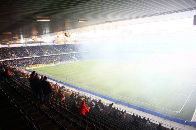 Rauchschwaden im Berner Stade de Suisse während der Partie BSC Young Boys Bern gegen FC Basel Fußball Herren Super League 2007 2008, 1. Schweizer Liga, BSC Young Boys Bern - FC Basel 2:0 Totale Wankdorf, Wankdorfstadion Bern Fußball Herren Super League 2007 2008, 1. Schweizer Liga, BSC Young Boys Bern - FC Basel 2:0 Totale Wankdorf, Wankdorfstadion Bern 