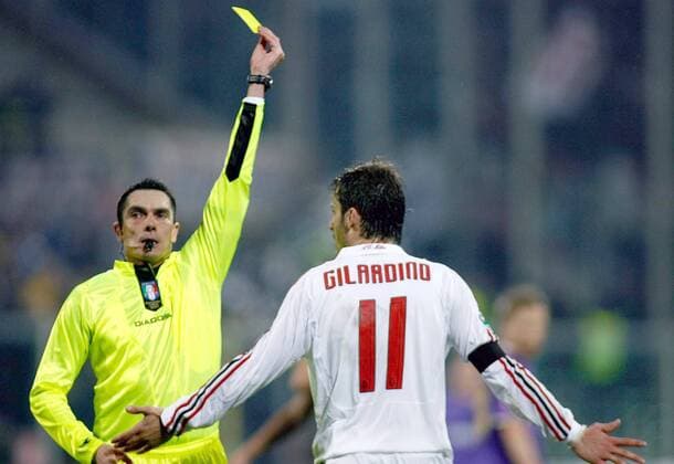 Alberto Gilardino (AC Mailand, re.) sieht von Schiedsrichter Massimiliano Saccani die gelbe Karte -  Fußball Herren Serie A 2007 2008, 1. Italienische Liga, AC Mailand Milan Gruppe Florenz Fußball Herren Serie A 2007 2008, 1. Italienische Liga, AC Mailand Milan Gruppe Florenz
