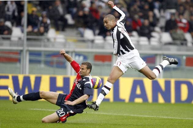 David Trezeguet (Juventus Turin, re.) gegen Paolo Bianco (Cagliari) -  Fußball Herren Serie A 2007 2008, 1. Italienische Liga, Juventus Turin - US Cagliari Calcio 1:1, Juve, Vdig Gruppe Turin Dynamik, Fußball Herren Serie A 2007 2008, 1. Italienische Liga, Juventus Turin - US Cagliari Calcio 1:1, Juve, Vdig Gruppe Turin Dynamik,