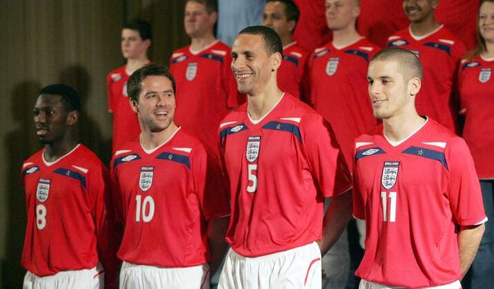 Präsentation des neuen Nationaltrikots Englands, v. li.: Shaun Wright Phillips, Michael Owen, Rio Ferdinand und David Bentley - EDITORIAL USE ONLY. No use with unauthorised audio, video, data, fixture lists, club league logos or live services. Online in-match use limited to 120 images, no video emulation. No use in betting, games or single club league player publications. Fußball Herren Nationalmannschaft 2008, Nationaltrikot, neues Trikot, Trikotpräsentation Gruppe o0 Spielkleidung, Spielbekleidung, Spielerkleidung Fußball Herren Nationalmannschaft 2008, Nationaltrikot, neues Trikot, Trikotpräsentation Gruppe o0 Spielkleidung, Spielbekleidung, Spielerkleidung