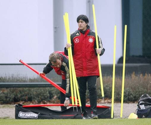 Bundestrainer Joachim Löw (re.) und Co Trainer Hans Dieter Flick (beide Deutschland) - Training Fußball Herren Nationalmannschaft 2007 2008, Gruppe Frankfurt M. Fußball Herren Nationalmannschaft 2007 2008, Gruppe Frankfurt M.