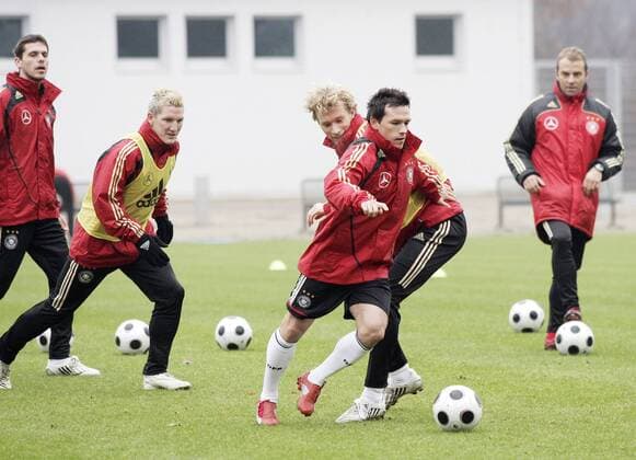 Piotr Trochowski (Mitte) gegen Bastian Schweinsteiger (2.v.li.) und Simon Rolfes (alle Deutschland) Fußball Herren Nationalmannschaft 2007 2008, Training Gruppe Frankfurt M. Dynamik, Fußball Herren Nationalmannschaft 2007 2008, Training Gruppe Frankfurt M. Dynamik,