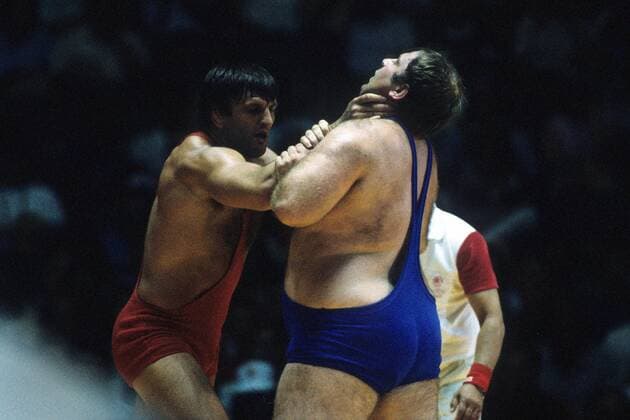 Jeffrey Blatnick (USA, li.) würgt unerlaubterweise Thomas Johansson (Schweden) Ringen OS Sommer Herren Olympische Spiele 1984, Sommerspiele, Klasse über 100 kg, 100kg, Kilogramm, Nationaltrikot Gruppe Los Angeles, LA, L A Ringen OS Sommer Herren Olympische Spiele 1984, Sommerspiele, Klasse über 100 kg, 100kg, Kilogramm, Nationaltrikot Gruppe Los Angeles, LA, L A