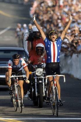 Alexi Grewal (USA) gewinnt vor Steve Bauer (Kanada) das Straßenrennen bei den olympischen Sommerspielen 1984 Radsport OS Sommer Herren Olympische Spiele 1984, Sommerspiele, Straßenradsport, Straße, Rad, Nationaltrikot Gruppe Los Angeles, LA, L A Freude, Begeisterung, Radsport OS Sommer Herren Olympische Spiele 1984, Sommerspiele, Straßenradsport, Straße, Rad, Nationaltrikot Gruppe Los Angeles, LA, L A Freude, Begeisterung,