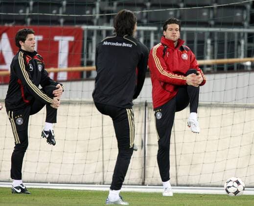 Michael Ballack (re.) und Gonzalo Castro (beide Deutschland, li.) dehnen sich Fußball Herren Nationalmannschaft 2008, Training Gruppe Wien Fußball Herren Nationalmannschaft 2008, Training Gruppe Wien