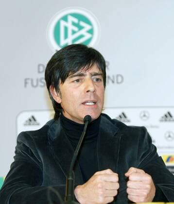 Bundestrainer Joachim Löw (Deutschland) energisch auf der Pressekonferenz Fußball Herren Nationalteam 2008, Pressetermin Einzelbild Wien Fußball Herren Nationalteam 2008, Pressetermin Einzelbild Wien