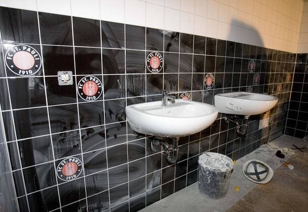 Fußball, Stadiongeschichte FC St. Pauli Im neuen Sanitärbereich des Millerntorstadions, Heimspielstätte des FC St. Pauli, sind vereinseigene Fliesen mit Vereinslogo eingebaut worden Fußball 2. BL Herren Saison 2007 2008, Stadionstory, Fotostory, Stadionumbau, Umbau, Bau, bauen, Baustelle Fußballstadion Einzelbild Millerntorstadion, Stadion am Millerntor Hamburg Innenansicht, innen, Innenbereich Fußball 2. BL Herren Saison 2007 2008, Stadionstory, Fotostory, Stadionumbau, Umbau, Bau, bauen, Baustelle Fußballstadion Einzelbild Millerntorstadion, Stadion am Millerntor Hamburg Innenansicht, innen, Innenbereich