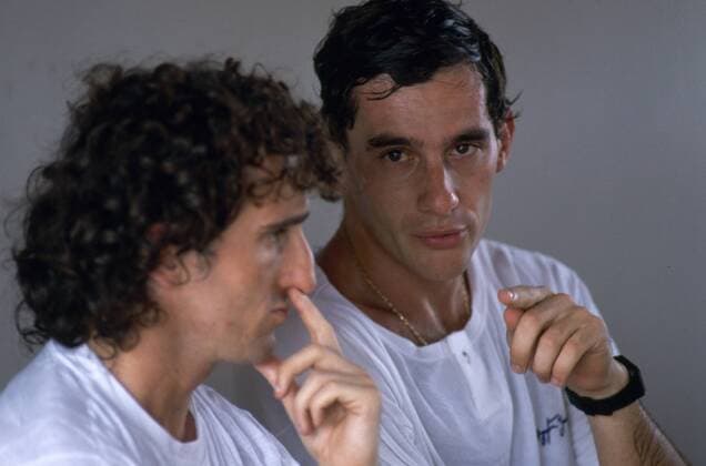 Ayrton Senna (Brasilien, re.) im Gespräch mit seinem Teamkollegen Alain Prost (Frankreich beide McLaren Honda) -  Motorsport Grand Prix Herren Großer Preis von San Marino 1988, Formel 1 Weltmeisterschaft, F1, F, GP, WM Gruppe Imola Skepsis, Nachdenklichkeit, Motorsport Grand Prix Herren Großer Preis von San Marino 1988, Formel 1 Weltmeisterschaft, F1, F, GP, WM Gruppe Imola Skepsis, Nachdenklichkeit,