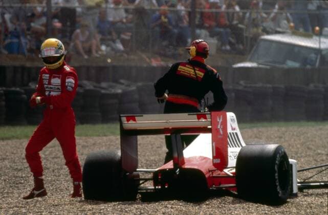 Ayrton Senna (Brasilien McLaren Honda, li.) verlässt seinen lädierten Boliden nach seinem Ausritt ins Kiesbett -  Motorsport Grand Prix Herren Großer Preis von Großbritannien 1989, Formel 1 Weltmeisterschaft, F1, F, GP, WM Gruppe Silverstone Motorsport Grand Prix Herren Großer Preis von Großbritannien 1989, Formel 1 Weltmeisterschaft, F1, F, GP, WM Gruppe Silverstone