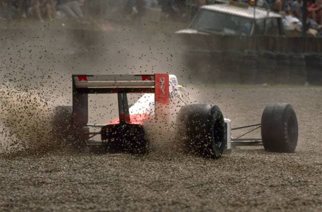 Ayrton Senna (Brasilien McLaren Honda) in seinem Boliden im Kiesbett -  Motorsport Grand Prix Herren Großer Preis von Großbritannien 1989, Formel 1 Weltmeisterschaft, F1, F, GP, WM Einzelbild Silverstone Motorsport Grand Prix Herren Großer Preis von Großbritannien 1989, Formel 1 Weltmeisterschaft, F1, F, GP, WM Einzelbild Silverstone
