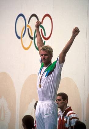 Michael Groß (BR Deutschland) ist Olympiasieger 1988 über die 200 Meter Schmetterling Schwimmen OS Sommer Herren Olympische Spiele 1988, Sommerspiele, 200 m, 200m, Meter Einzelbild Olympiaringe, olympische Ringe Seoul Begeisterung, Freude, Schwimmen OS Sommer Herren Olympische Spiele 1988, Sommerspiele, 200 m, 200m, Meter Einzelbild Olympiaringe, olympische Ringe Seoul Begeisterung, Freude,