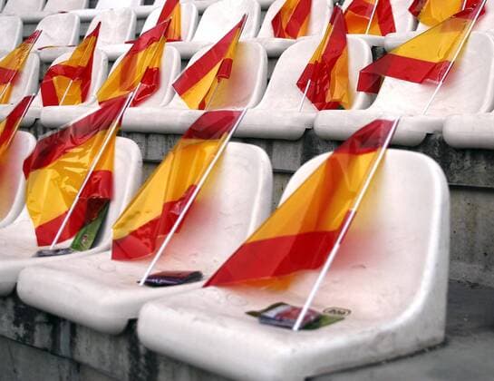 Spanische Nationalfähnchen schmücken die Sitze am Rande eines Länderspiels -  - NOxONLINExUSE Fußball Länderspiel Herren Freundschaftsspiel 2008, Test, Testspiel, Nationalteam Gruppe Malaga Fußball Länderspiel Herren Freundschaftsspiel 2008, Test, Testspiel, Nationalteam Gruppe Malaga