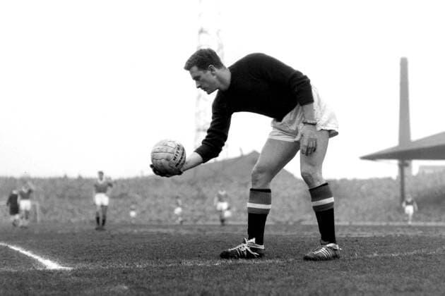 Torwart Harry Gregg (Manchester United) legt sich den Ball zurecht -  Fußball Herren English First Division 1956 1957, One, 1. Englische Liga, ManU, Vneg Vsw Einzelbild Liverpool Fußball Herren English First Division 1956 1957, One, 1. Englische Liga, ManU, Vneg Vsw Einzelbild Liverpool