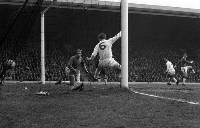 Ian Callaghan (Liverpool, re.) trifft gegen Torwart Harry Gregg (li.) und Maurice Setters (beide Manchester United) zum 1:0 -  Fußball Herren English First Division 1963 1964, One, 1. Englische Liga, FC Liverpool - ManU 3:0, Vneg Vsw Totale Liverpool Spannung, Fußball Herren English First Division 1963 1964, One, 1. Englische Liga, FC Liverpool - ManU 3:0, Vneg Vsw Totale Liverpool Spannung,
