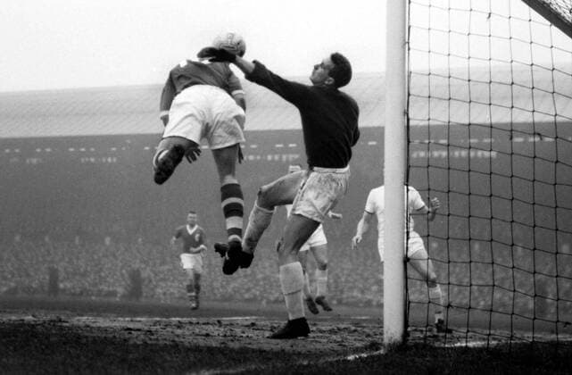 Torwart Harry Gregg (Manchester United) im Duell -  Fußball Herren English FA Cup 1959 1960, Englischer Pokal, Pokalspiel, FC Liverpool - ManU 1:3, Vneg Vsw Gruppe Dynamik, Abwehr, Fußball Herren English FA Cup 1959 1960, Englischer Pokal, Pokalspiel, FC Liverpool - ManU 1:3, Vneg Vsw Gruppe Dynamik, Abwehr,