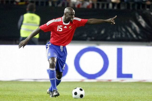 Lilian Thuram (Frankreich) am Ball und gibt Anweisungen -  (pan24384) Fußball Länderspiel Herren Freundschaftsspiel 2008, Test, Testspiel, Nationalteam, Nationaltrikot, Frankreich Einzelbild Malaga Fußball Länderspiel Herren Freundschaftsspiel 2008, Test, Testspiel, Nationalteam, Nationaltrikot, Frankreich Einzelbild Malaga