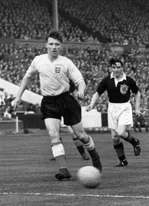 Roger Byrne (England, li.) im Duell -  Fußball Länderspiel Herren British Home Championship 1954 1955, Nationalteam, Nationaltrikot, England - Schottland 7:2 Gruppe London Dynamik, Fußball Länderspiel Herren British Home Championship 1954 1955, Nationalteam, Nationaltrikot, England - Schottland 7:2 Gruppe London Dynamik,