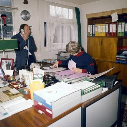 Adidas Repräsentant Uwe Seeler (HSV, li.) telefoniert in seinem Büro Fußball 1. BL Herren DEUTSCHSPRACHIGE SPORTZEITSCHRIFTEN UND -ZEITUNGEN NUR NACH RÜCKSPRACHE, Saison 1970 1971 Gruppe Aufnahmedatum geschätzt Hamburg Fußball 1. BL Herren DEUTSCHSPRACHIGE SPORTZEITSCHRIFTEN UND -ZEITUNGEN NUR NACH RÜCKSPRACHE, Saison 1970 1971 Gruppe Aufnahmedatum geschätzt Hamburg