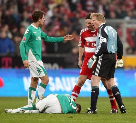 Torwart Oliver Kahn und Mark van Bommel (beide Bayern) bezichtigen den am Boden liegenden Daniel Jensen der Simulation, worüber Martin Harnik (beide Bremen) sehr erbost ist Fußball 1. BL Herren Saison 2007 2008, FC Bayern München - SV Werder Bremen 1:1 Gruppe München Wut, Spannung, Fußball 1. BL Herren Saison 2007 2008, FC Bayern München - SV Werder Bremen 1:1 Gruppe München Wut, Spannung,