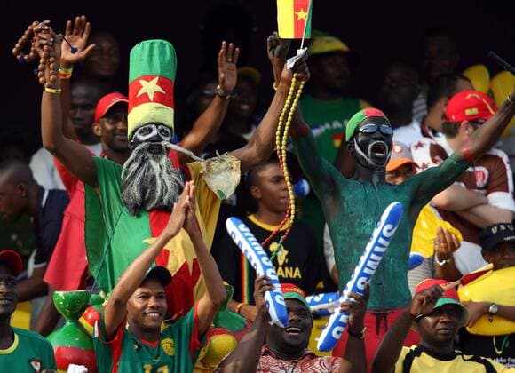 Fußballfans aus Kamerun beschwören ihre Voodookräfte -  Fußball Länderspiel Herren African Cup of Nations 2008, Afrikapokal, Afrika Pokal, Coupe d Afrique des, ACN, CAN, Endspiel Gruppe landestypisch, traditionell, Verkleidung, Kostüm Accra, Bart, Kameruner,, Kultur Fußball Länderspiel Herren African Cup of Nations 2008, Afrikapokal, Afrika Pokal, Coupe d Afrique des, ACN, CAN, Endspiel Gruppe landestypisch, traditionell, Verkleidung, Kostüm Accra, Bart, Kameruner,, Kultur