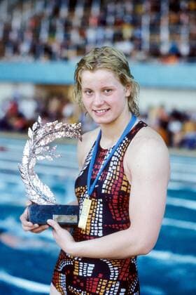 Kornelia Ender (DDR) präsentiert einen weiteren Pokal ihrer Erfolgskarriere Schwimmen Damen Schwimmsport 1976 Einzelbild Aufnahmedatum geschätzt Freude, Schwimmen Damen Schwimmsport 1976 Einzelbild Aufnahmedatum geschätzt Freude,