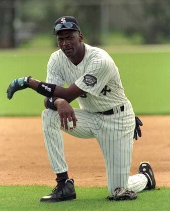 Michael Jordan versucht sich als Mitglied der Chicago White Sox an einer Zweitkarriere als Baseballprofi - (Icon357JAN22008) Baseball Herren MLB 1994, Major League, Spring Training Einzelbild Aufnahmedatum geschätzt Skepsis, Baseball Herren MLB 1994, Major League, Spring Training Einzelbild Aufnahmedatum geschätzt Skepsis, EDITORIAL USE ONLY