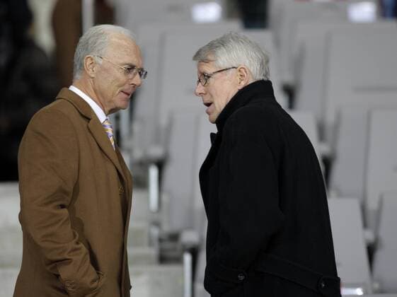 Franz Beckenbauer (li.) im Gespräch mit DFL Präsident Reinhard Rauball (beide Deutschland) Fußball Länderspiel Herren Freundschaftsspiel 2008, Test, Testspiel Gruppe Wien Fußball Länderspiel Herren Freundschaftsspiel 2008, Test, Testspiel Gruppe Wien