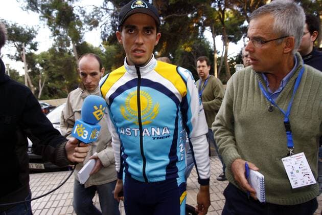 Vorjahrestoursieger Alberto Contador (Spanien Astana) äußert sich gegenüber Journalisten zum Ausschluß seines Teams von der Tour de France 2008 -  - NOxONLINExUSE Radsport Herren Straßenradsport 2008, Straße, Rad, Mallorca Challenge, Gruppe Radsport Herren Straßenradsport 2008, Straße, Rad, Mallorca Challenge, Gruppe
