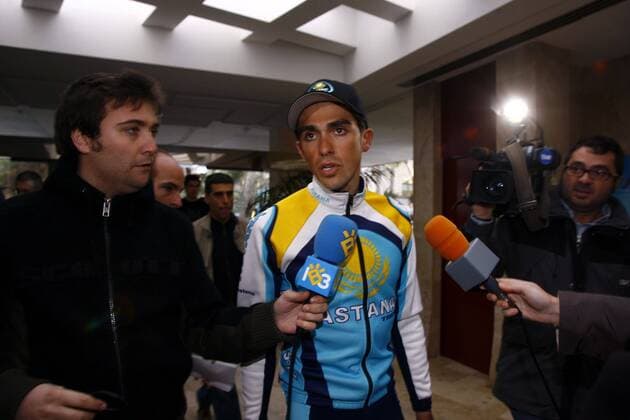 Vorjahrestoursieger Alberto Contador (Spanien Astana) äußert sich gegenüber Journalisten zum Ausschluß seines Teams von der Tour de France 2008 -  - NOxONLINExUSE Radsport Herren Straßenradsport 2008, Straße, Rad, Mallorca Challenge, Gruppe Radsport Herren Straßenradsport 2008, Straße, Rad, Mallorca Challenge, Gruppe