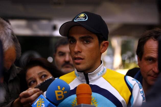 Vorjahrestoursieger Alberto Contador (Spanien Astana) äußert sich gegenüber Journalisten zum Ausschluß seines Teams von der Tour de France 2008 -  - NOxONLINExUSE Radsport Herren Straßenradsport 2008, Straße, Rad, Mallorca Challenge, Gruppe Radsport Herren Straßenradsport 2008, Straße, Rad, Mallorca Challenge, Gruppe