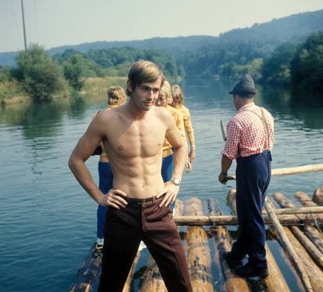 Roland Matthes (DDR) präsentiert seinen Oberkörper während eines Ausflugs mit dem Floss auf der Isar Schwimmen OS Sommer Olympische Spiele 1972, Sommerspiele, Ausflug, Vergnügen, Spaß, Floßfahrt Einzelbild Aufnahmedatum geschätzt München Sinnlichkeit, Schwimmen OS Sommer Olympische Spiele 1972, Sommerspiele, Ausflug, Vergnügen, Spaß, Floßfahrt Einzelbild Aufnahmedatum geschätzt München Sinnlichkeit,