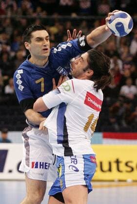 Kiril Lazarov (Zagreb, li.) gegen Bertrand Gille (Hamburg) Handball EC 1 Herren Champions League 2007 2008, HSV Hamburg - HC Croatia Osiguranje Zagreb 32:29 Gruppe Hamburg Dynamik, Kampf, Handball EC 1 Herren Champions League 2007 2008, HSV Hamburg - HC Croatia Osiguranje Zagreb 32:29 Gruppe Hamburg Dynamik, Kampf,