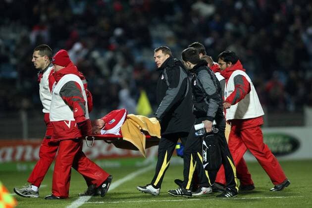 Nicolas Plestan (Lille) wird von Sanitätern auf einer Trage vom Platz getragen -  Fußball Herren Ligue 1 2007 2008, 1. Französische Liga, OSC Lille Gruppe Lille Fußball Herren Ligue 1 2007 2008, 1. Französische Liga, OSC Lille Gruppe Lille