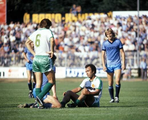 Erwin Kostedde (Bremen, Mitte) sitzt am Boden, daneben Guido Stetter (Darmstadt, re.) Fußball 1. BL Herren DEUTSCHSPRACHIGE SPORTZEITSCHRIFTEN UND -ZEITUNGEN NUR NACH RÜCKSPRACHE, Saison 1981 1982 Gruppe Darmstadt Fußball 1. BL Herren DEUTSCHSPRACHIGE SPORTZEITSCHRIFTEN UND -ZEITUNGEN NUR NACH RÜCKSPRACHE, Saison 1981 1982 Gruppe Darmstadt
