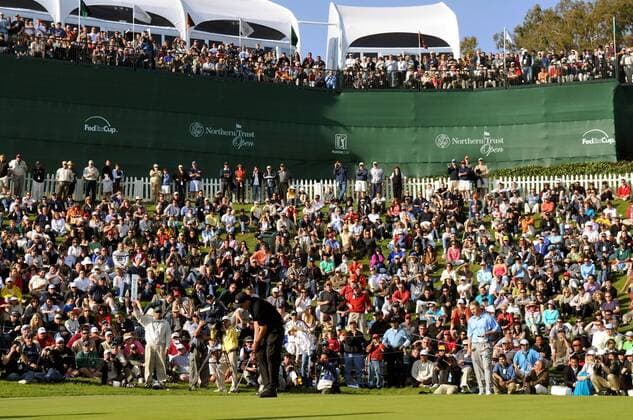 Phil Mickelson (USA) - Put vor den von Zuschauern gesäumten Tribünen - (Icon00722690) Golf Herren Northern Trust Open 2008, PGA Tour Totale Pacific Palisades Golf Herren Northern Trust Open 2008, PGA Tour Totale Pacific Palisades EDITORIAL USE ONLY