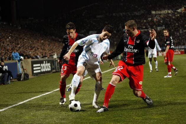 Samir Nasri (Marseille, Mitte) gegen Jeremy Clement (li.) und Sylvain Armand (beide Paris St. Germain) - Fußball Herren Ligue 1 2007 2008, 1. Französische Liga, Olympique de Marseille - Paris St. Germain 2:1, PSG, OM Gruppe Marseille Dynamik, Fußball Herren Ligue 1 2007 2008, 1. Französische Liga, Olympique de Marseille - Paris St. Germain 2:1, PSG, OM Gruppe Marseille Dynamik,