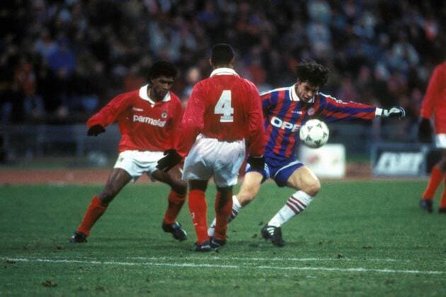 Ciriaco Sforza (Bayern, re.) am Ball Fußball EC 3 Herren DEUTSCHSPRACHIGE SPORTZEITSCHRIFTEN UND -ZEITUNGEN NUR NACH RÜCKSPRACHE, UEFA Cup 1995 1996 Gruppe München Dynamik, Fußball EC 3 Herren DEUTSCHSPRACHIGE SPORTZEITSCHRIFTEN UND -ZEITUNGEN NUR NACH RÜCKSPRACHE, UEFA Cup 1995 1996 Gruppe München Dynamik,