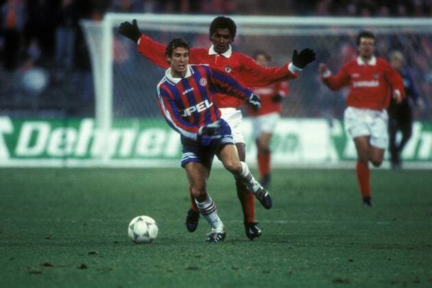 Mehmet Scholl (Bayern, li.) am Ball Fußball EC 3 Herren DEUTSCHSPRACHIGE SPORTZEITSCHRIFTEN UND -ZEITUNGEN NUR NACH RÜCKSPRACHE, UEFA Cup 1995 1996 Gruppe München Dynamik, Fußball EC 3 Herren DEUTSCHSPRACHIGE SPORTZEITSCHRIFTEN UND -ZEITUNGEN NUR NACH RÜCKSPRACHE, UEFA Cup 1995 1996 Gruppe München Dynamik,