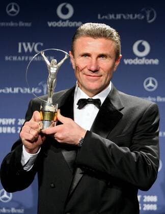 Sergey Bubka (Ukraine) präsentiert stolz den Laureus Award 2008 für sein Lebenswerk -  Leichtathletik Herren Laureus World Sports Awards 2008, Wahl, Sportlerwahl, Sportlerehrung, Ehrung, Auszeichnung Einzelbild St. Petersburg Leichtathletik Herren Laureus World Sports Awards 2008, Wahl, Sportlerwahl, Sportlerehrung, Ehrung, Auszeichnung Einzelbild St. Petersburg