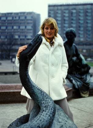 Kornelia Ender (DDR) streichelt eine Schlangenskulptur Schwimmen Damen Fotoshooting 1976 Einzelbild Berlin Schwimmen Damen Fotoshooting 1976 Einzelbild Berlin