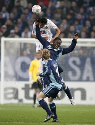 Bruno Alves (FC Porto) steigt im Duell mit Gerald Asamoah (re.) und Ivan Rakitic (beide Schalke) am höchsten Fußball EC 1 Herren Champions League 2007 2008, FC Schalke 04 - FC Porto 1:0 Gruppe Gelsenkirchen Dynamik, Höhe, Überlegenheit, Fußball EC 1 Herren Champions League 2007 2008, FC Schalke 04 - FC Porto 1:0 Gruppe Gelsenkirchen Dynamik, Höhe, Überlegenheit,